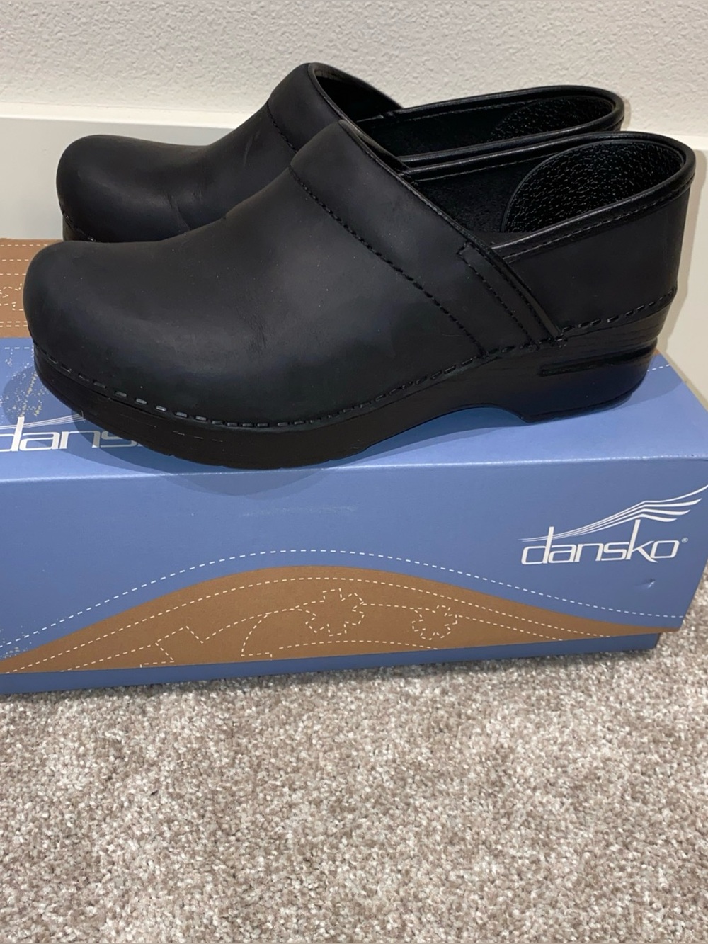 Dansko Professional Oiled Black Clogs Woman’s
7 Leather Roomy Iconic 206-020202